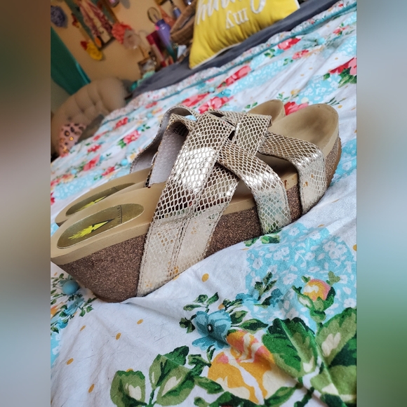 Volatile Women’s Slip On Gold Wedge Sandals Size 8 - Picture 3 of 5